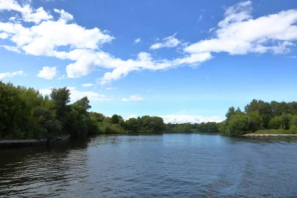 Yaprak döken orman ve nehir