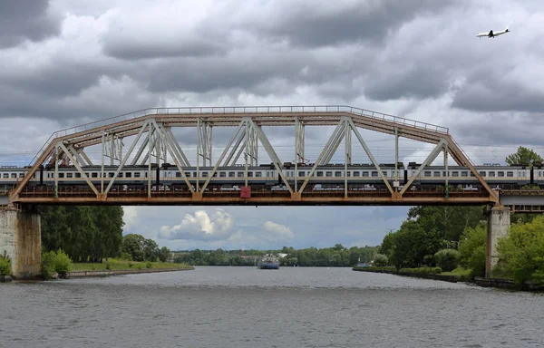 Most przez rzekę Moskwa, Rosja — Zdjęcie stockowe