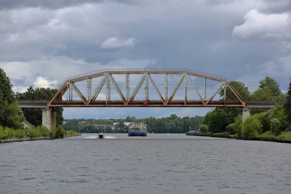 Bron över floden i Moskva — Stockfoto
