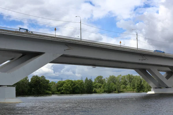 Bron över floden i Moskva — Stockfoto