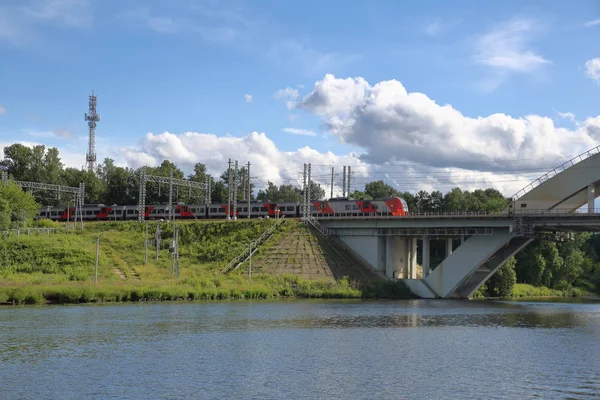 Bron över floden i Moskva — Stockfoto