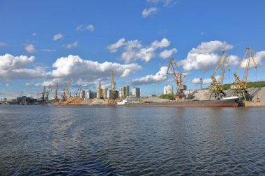 Nehir limanında eski endüstriyel vinç