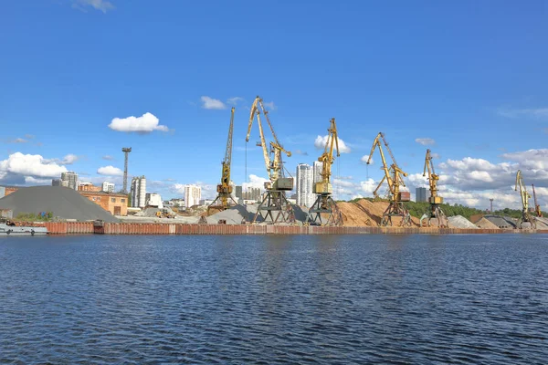 Vieja grúa industrial en el puerto fluvial — Foto de Stock