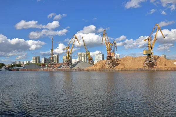 Vieja grúa industrial en el puerto fluvial — Foto de Stock