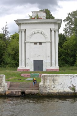 Taş merdivenlerde oturan yalnız kız