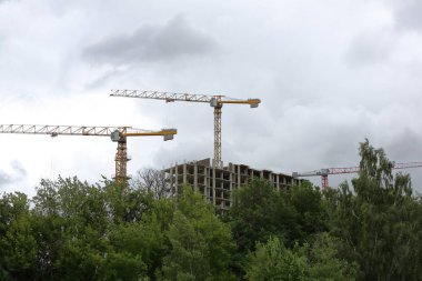 Dışarıda büyük eski inşaat vinç