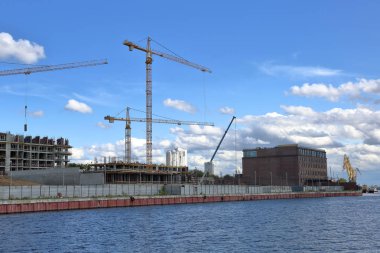 Dışarıda büyük eski inşaat vinç