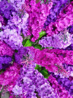 Sahte plastik parlak çiçek açan