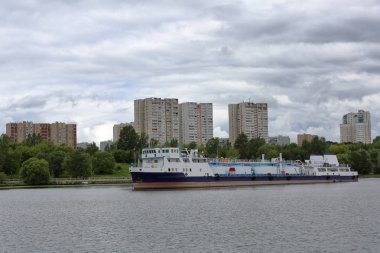 Düz su yüzeyinde güzel gemi