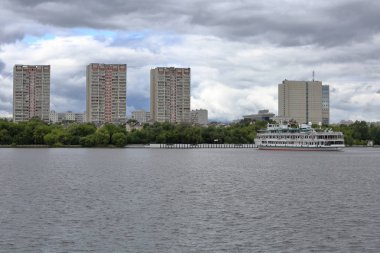 Düz su yüzeyinde güzel gemi