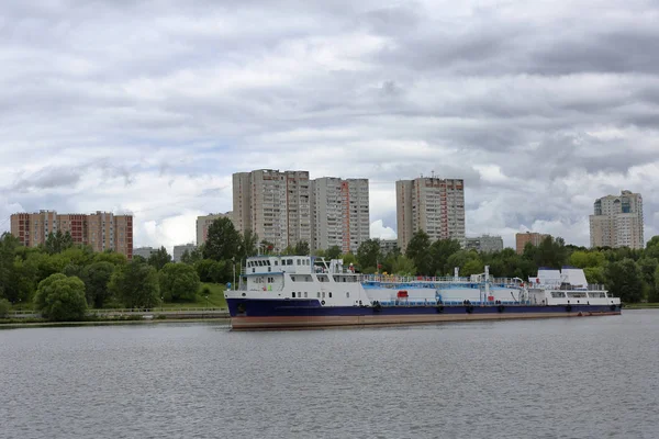 Piękny statek na płaskiej powierzchni wody — Zdjęcie stockowe