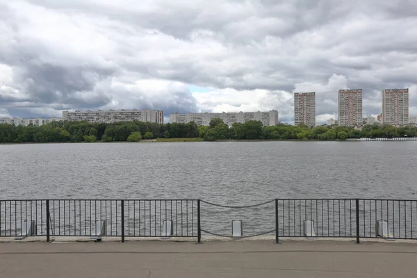 Residentieel vastgoed aan de oevers van de Moskouse rivier, Rusland — Stockfoto