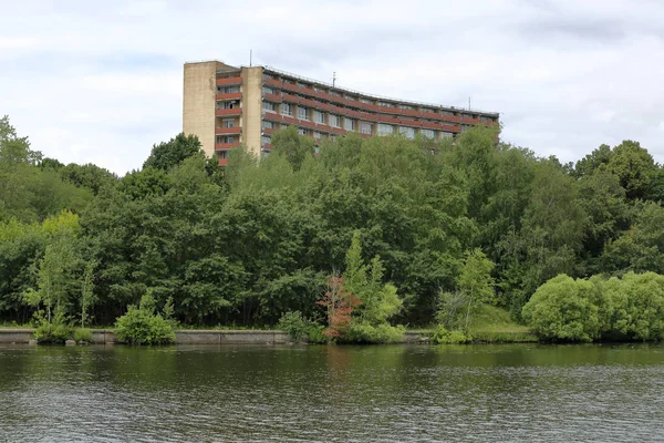 Bienes raíces residenciales a orillas del río Moscú, Rusia —  Fotos de Stock