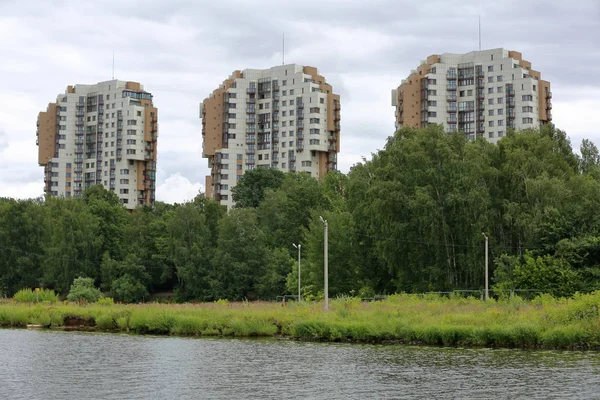 Bienes raíces residenciales a orillas del río Moscú, Rusia — Foto de Stock