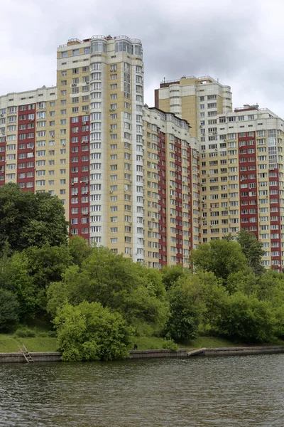 Nieruchomość mieszkaniowa nad brzegiem rzeki moskiewskiej, Rosja — Zdjęcie stockowe