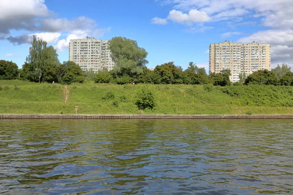 Bienes raíces residenciales a orillas del río Moscú, Rusia — Foto de Stock
