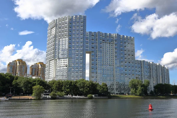 Bienes raíces residenciales a orillas del río Moscú, Rusia — Foto de Stock