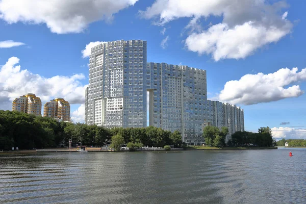 Residential real estate on the banks of the Moscow River, Russia — Stock Photo, Image