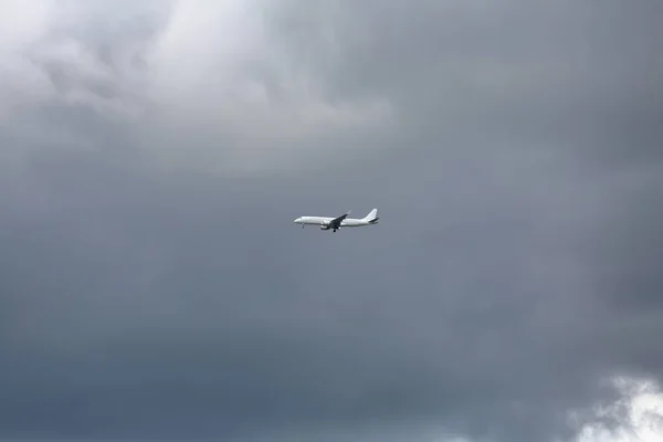Aviones de pasajeros en el cielo gris nublado — Foto de Stock