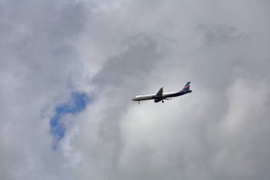 Gri bulutlu gökyüzünde yolcu uçağı