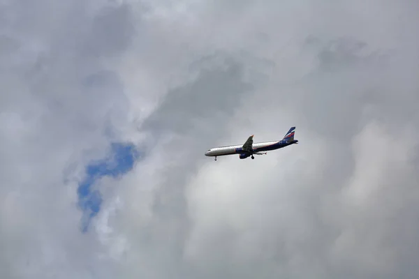 Пассажирские самолеты в сером облачном небе — стоковое фото