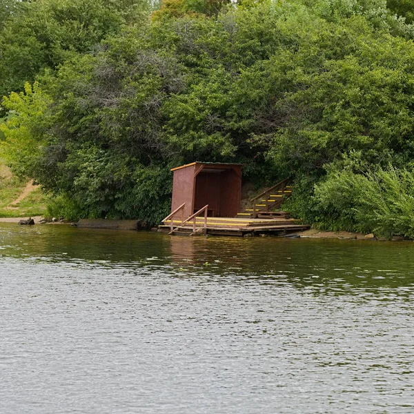 Trätrappa från den gröna skogen till floden — Stockfoto