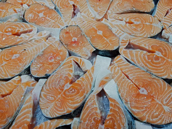 Färska aptitretande råa fiskbiffar — Stockfoto
