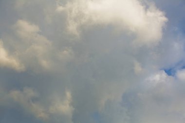 Hava değiştiğinde gökyüzündeki bulutlar