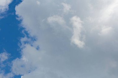 Hava değiştiğinde gökyüzündeki bulutlar