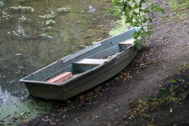 Öğleden sonra parkta eski demir tekne