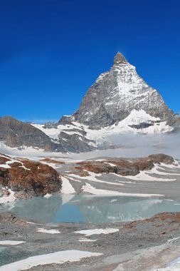Matterhorn. İsviçre ve İtalya sınırındaki Pennine Alpleri'nde üst