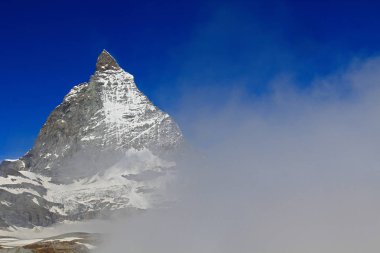 Matterhorn. İsviçre ve İtalya sınırındaki Pennine Alpleri'nde üst