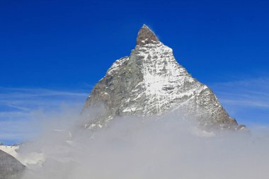 Matterhorn. İsviçre ve İtalya sınırındaki Pennine Alpleri'nde üst