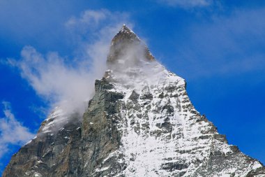 Matterhorn. İsviçre ve İtalya sınırındaki Pennine Alpleri'nde üst