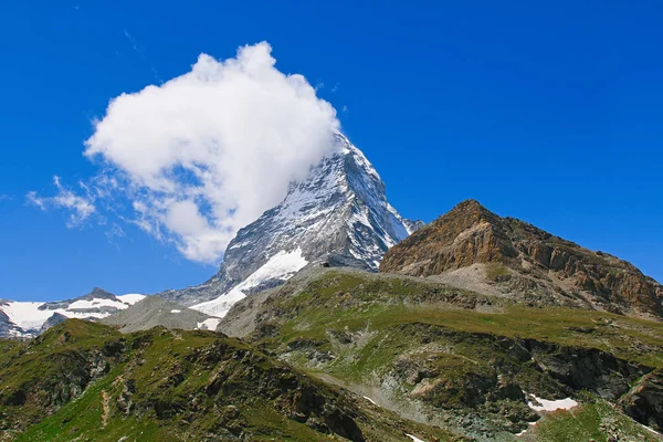 Matterhorn. İsviçre ve İtalya sınırındaki Pennine Alpleri'nde üst