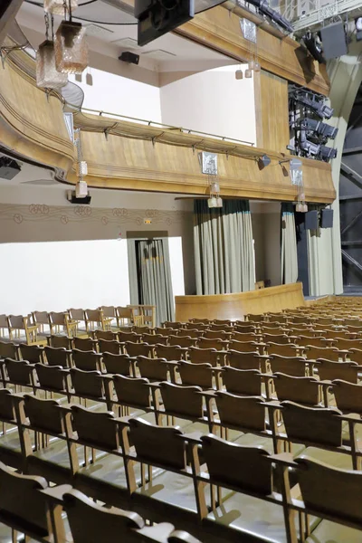 Assentos de madeira em uma sala de teatro vazia — Fotografia de Stock