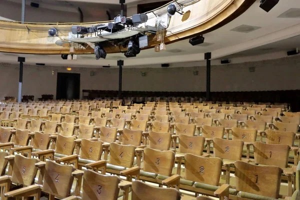 Assentos de madeira em uma sala de teatro vazia — Fotografia de Stock