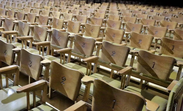 Asientos de madera en una sala de teatro vacía —  Fotos de Stock