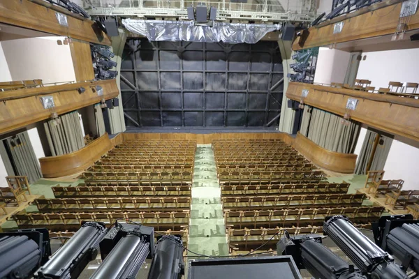 Assentos de madeira em uma sala de teatro vazia — Fotografia de Stock