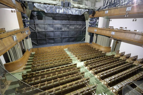 Assentos de madeira em uma sala de teatro vazia — Fotografia de Stock