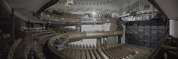 Panorama d'un auditorium vide dans le vieux théâtre — Photo