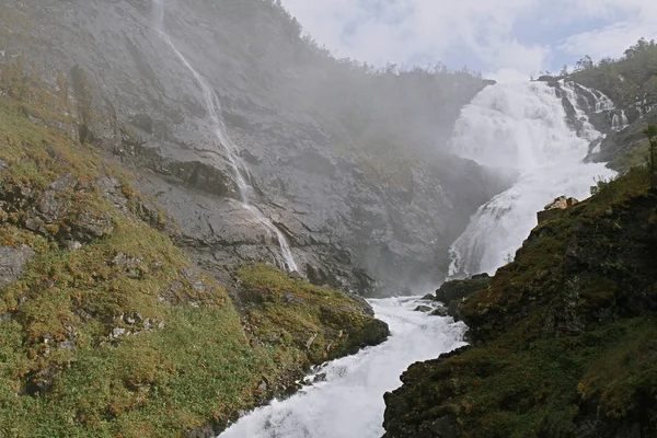 Kjosfossen şelalesi. Norveç'in en büyük şelalelerinden biri