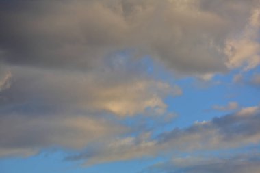 Hava değiştiğinde gökyüzündeki bulutlar