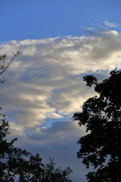 Wolken am Himmel, wenn sich das Wetter ändert — Stockfoto