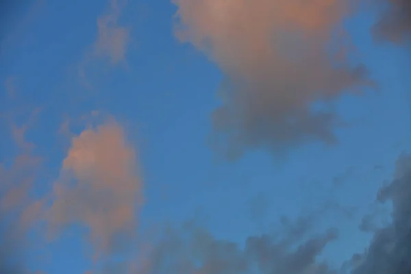 Nuvole nel cielo quando cambia il tempo — Foto Stock