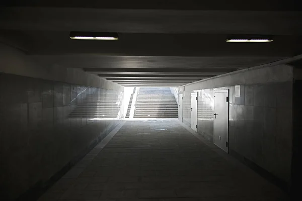 Lange graue unterirdische Fußgängerpassage — Stockfoto