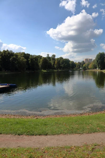 Lago de verão no parque da cidade. Moscou, Rússia — Fotografia de Stock