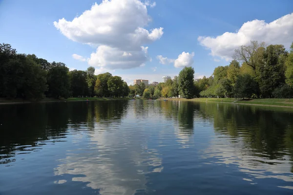 Şehir parkında yaz gölet. Moskova, Rusya Federasyonu