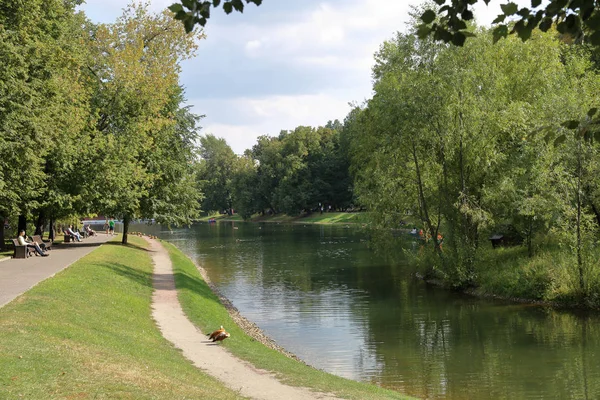 Lago de verão no parque da cidade. Moscou, Rússia — Fotografia de Stock