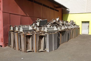 Avluda bir yığın eski yürüyen merdiven adımları